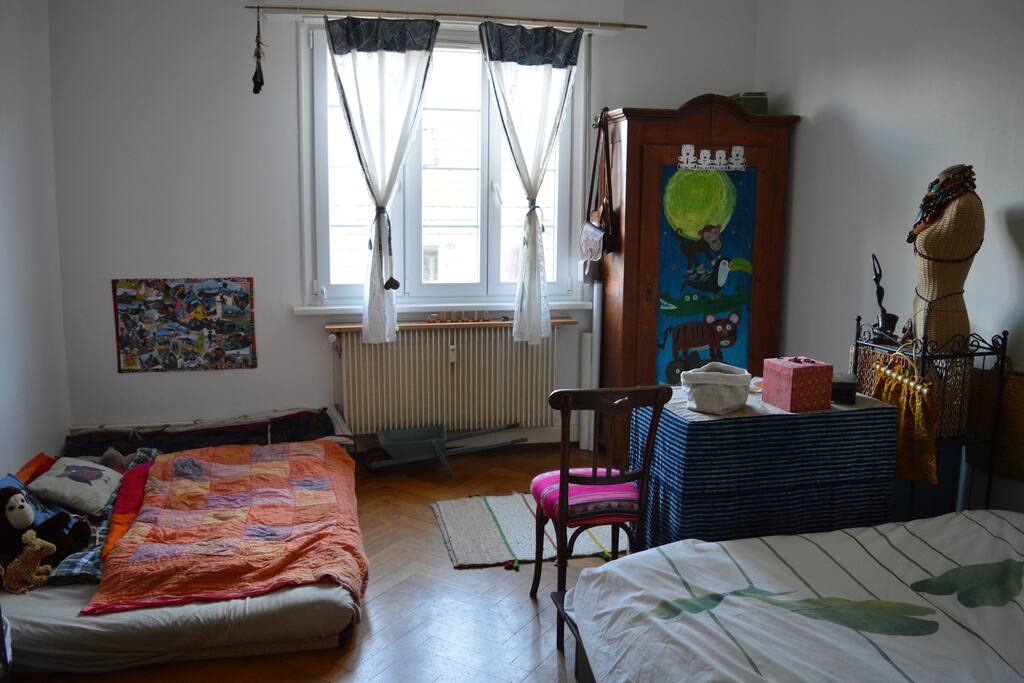 La chambre dispose d'un grand lit, 160X200 ainsi que d'un futon à même le sol, de 2 places également.