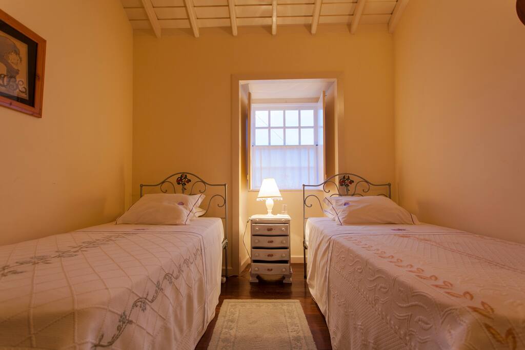 Quarto com camas individuais,vista para o mar