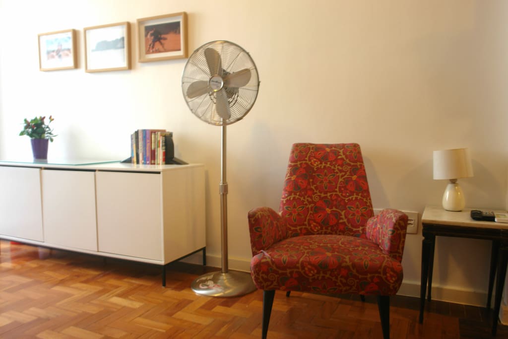 Neste cantinho, você pode sentar para ler um livro ou beber e conversar com amigos. Se o dia estiver quente, o ótimo ventilador dá conta do recado.
