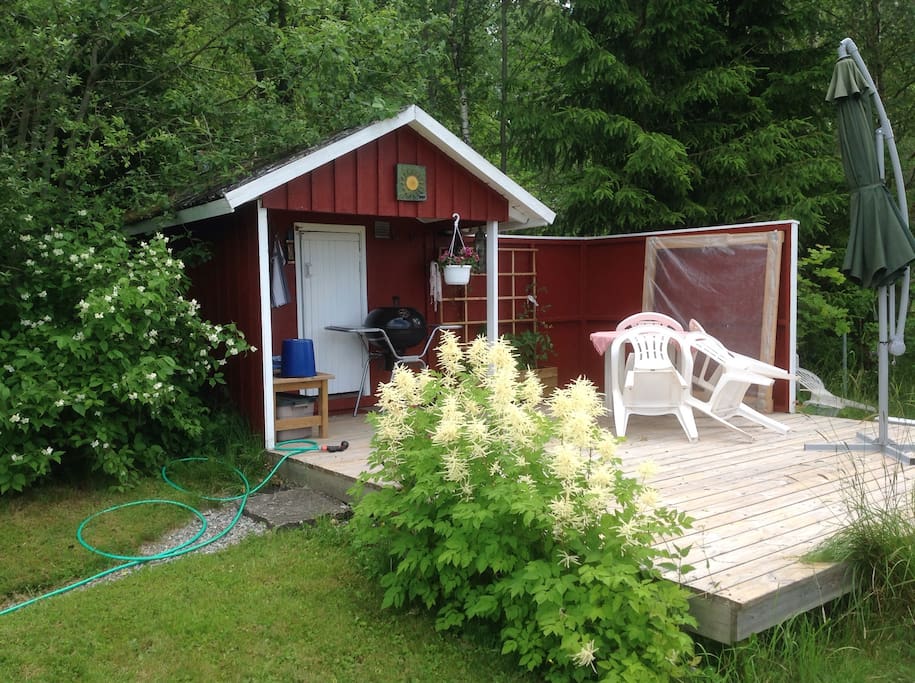 Mysigt ställe att sitta på mellan bastubaden eller att grilla i kvällssolen.