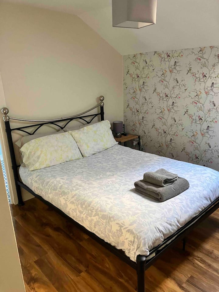 Dormitorio doble en la planta baja (con baño privado)