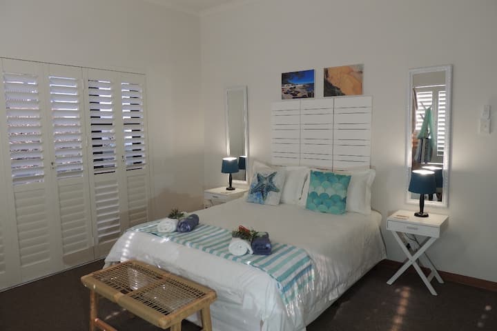 غرفة نوم تضم سرير كوين