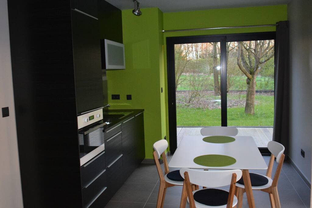 cuisine équipée et salle à manger
