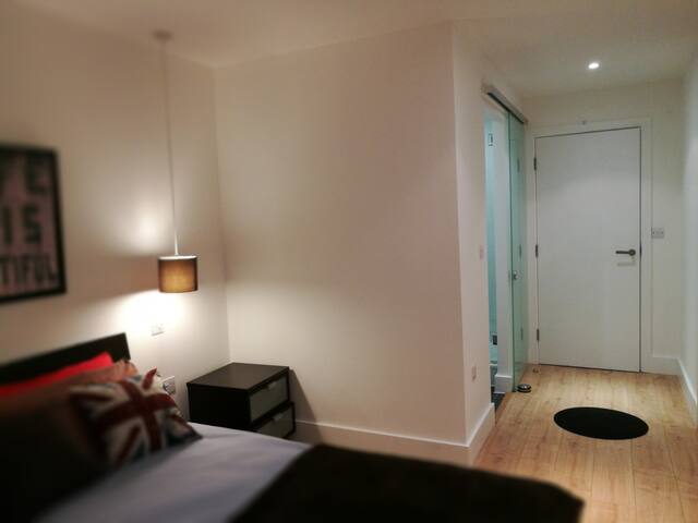 Bright & airy DoubleBed with EnSuite in Zone 2! gallery image 2