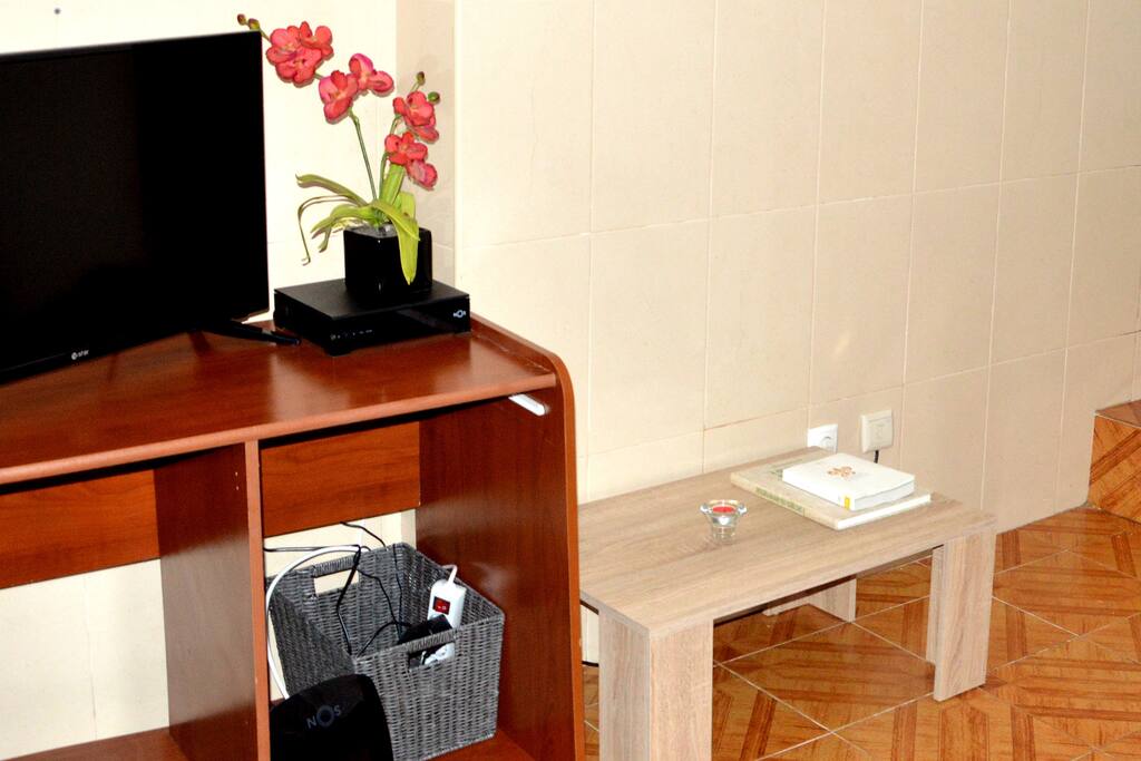 Sala com TV e Internet // Living Room with Tv and Internet