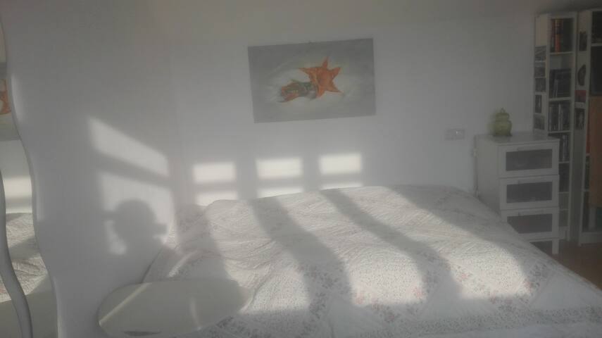 Privatzimmer in Haus mit Garten und Terrasse.