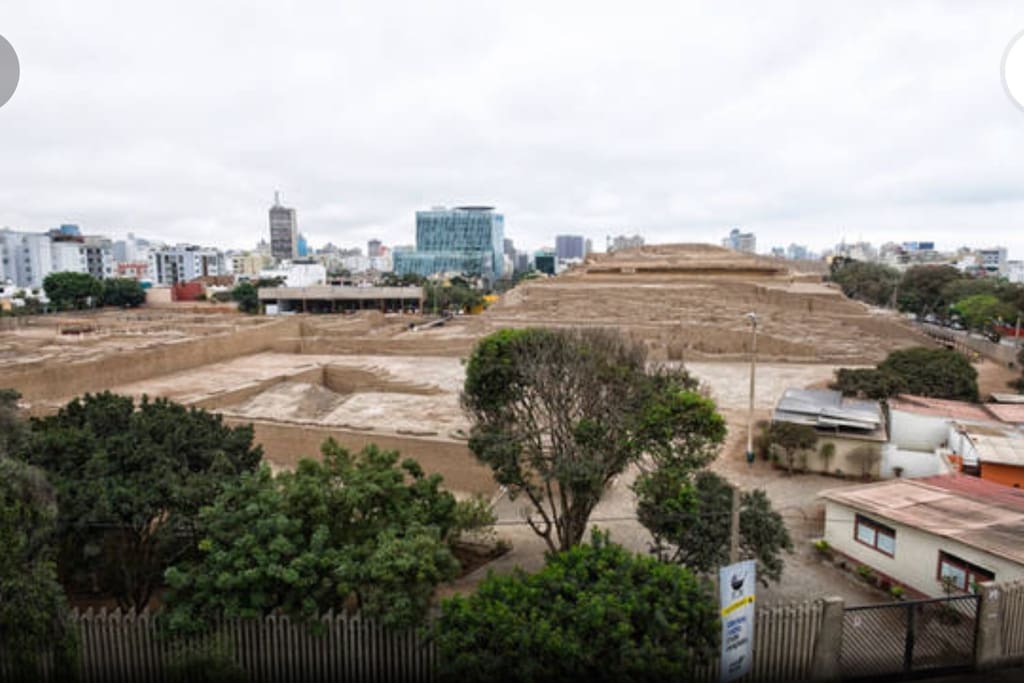 Waterfront Residential Pucllana is at the Huaca Pucllana, tourist park cuktural considered universal heritage
Frente al la Residencial Pucllana se encuantra LA HUACA PUCLLANA, parque turistico considerado patrimonio cuktural universal