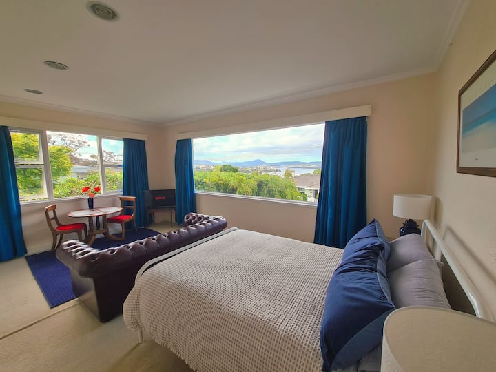 Amazing river views self contained private suite Guest suites for