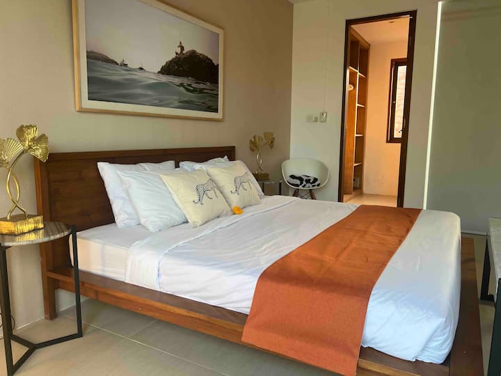 חדר שינה 3 למעלה.

אנחנו מציעים עיסויים, שף, שיעורי יוגה, שיעורי איגרוף ושיעורי כושר בחוץ בפרטיות של הווילה.
