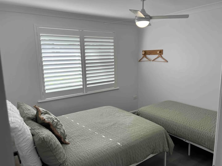 Posteľ 3 - manželská posteľ a jednolôžko