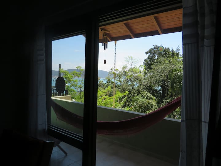 شرفة داخلية بإطلالات على المحيط