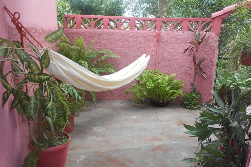 Vista de la terraza con la hamaca