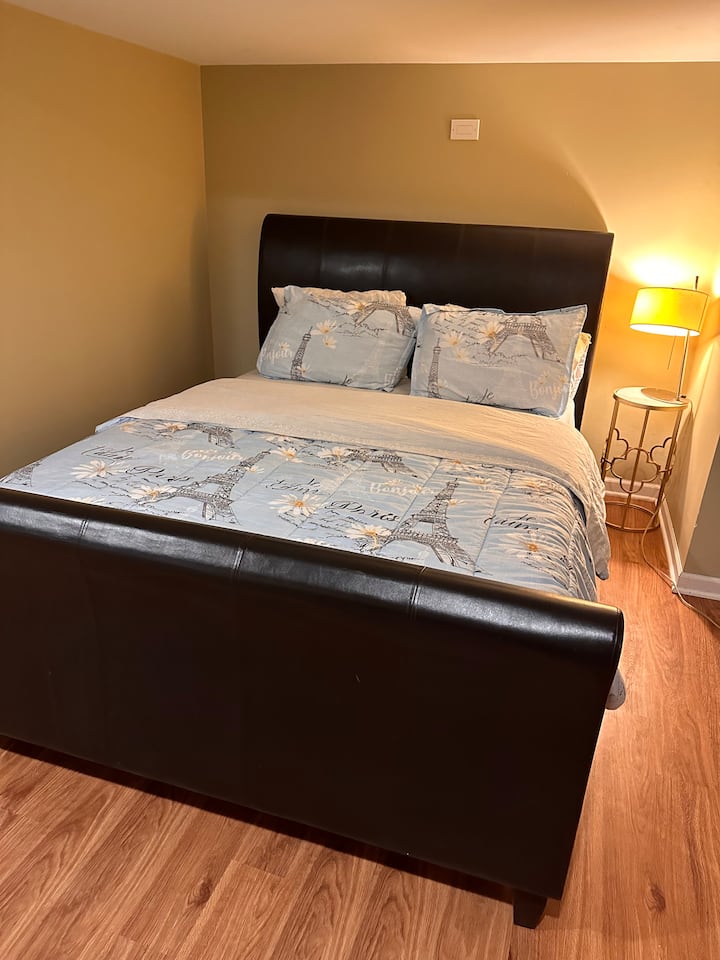 חדר 2: מיטת קווין סייז אחת