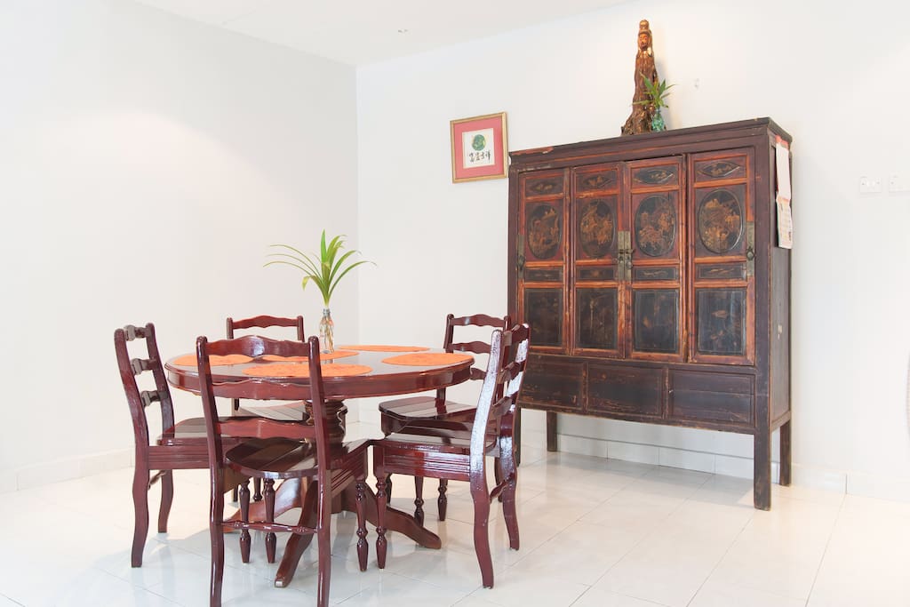Dining Space: A round dining table