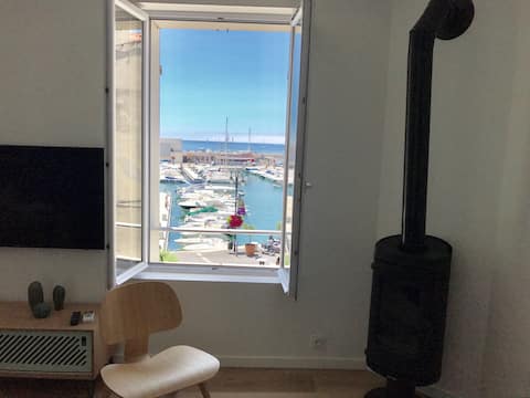 Top performing Airbnb: L'EpLAÏ. Charming stapade T2 design on the port in Cassis