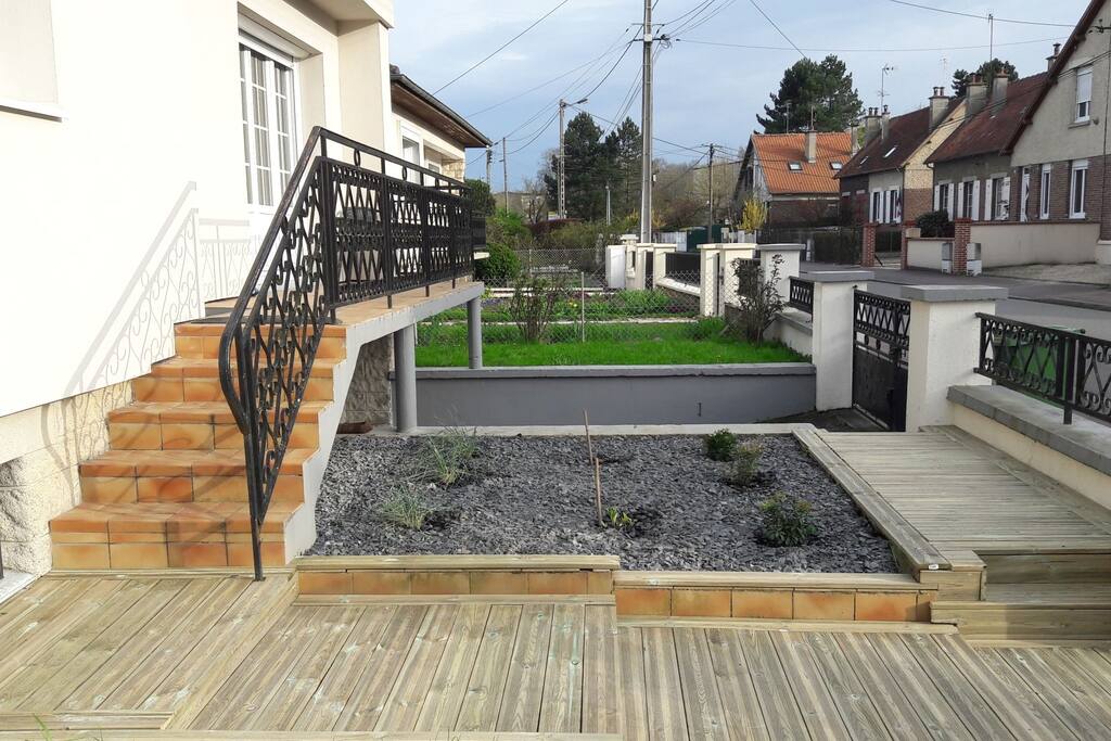 Accès, balcon et petit jardin coté rue.