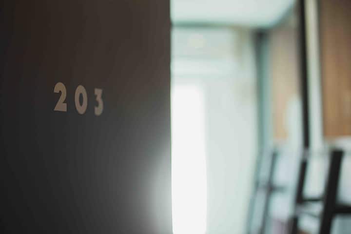 غرفة 202 غرفة سكن. تستوعب لنوم 6 أشخاص. 3 أسرّة بطابقين. نستخدم أيضًا سريرًا متحركًا كما هو الحال في الغرف الأخرى.إضاءة فردية ومنافذ لكل سرير. الغرفة مجهزة بمكيف هواء ومنقي هواء.