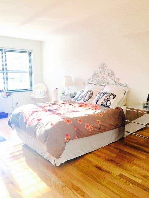 Master bedroom with Queen Size bed and a lot of natural light.