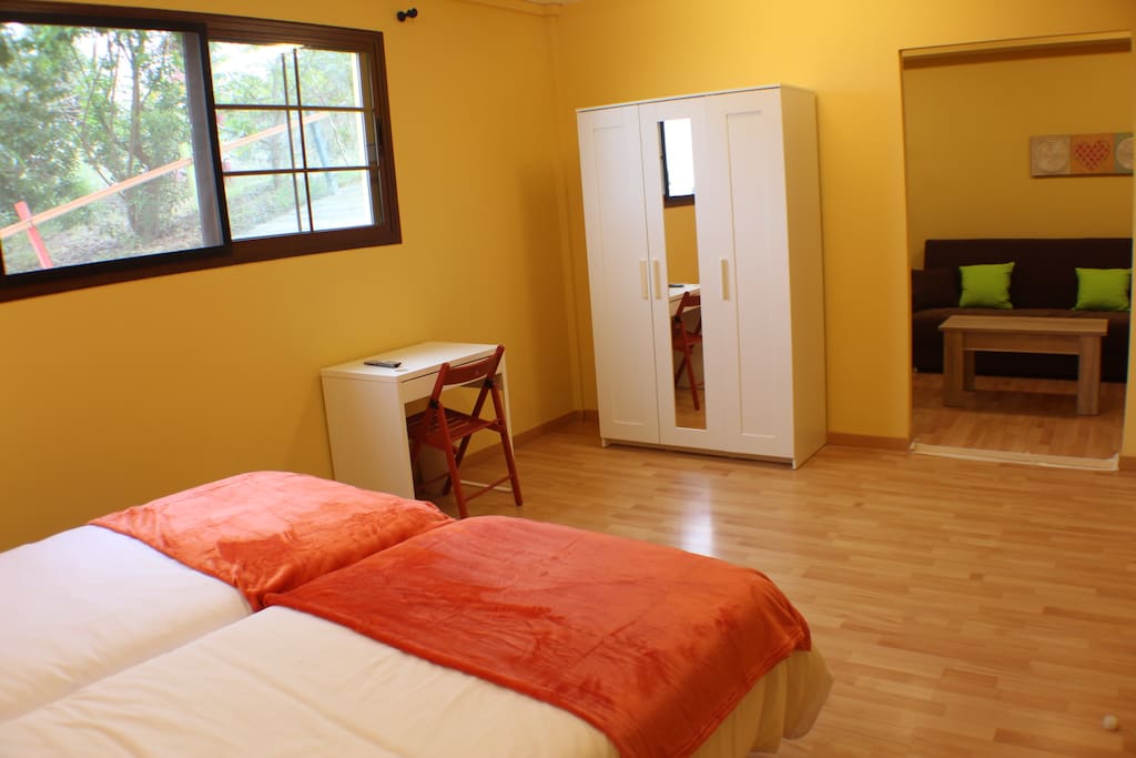 Apartamento Miguel, con baño privado, habitación auxiliar, confortable y luminoso.