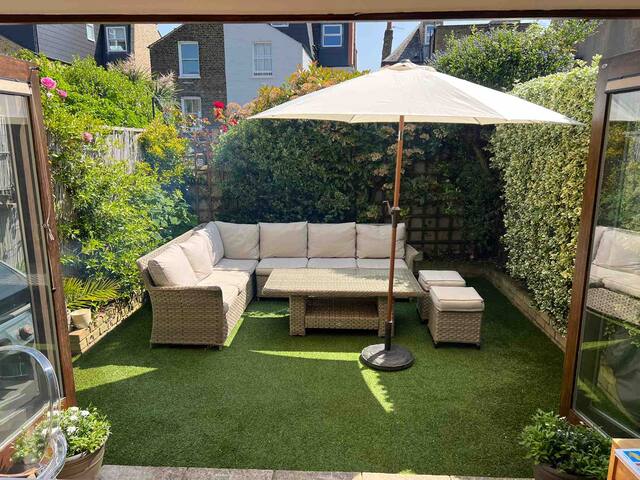 Beautiful 3 bedroom Victorian House in Clapham gallery image 3