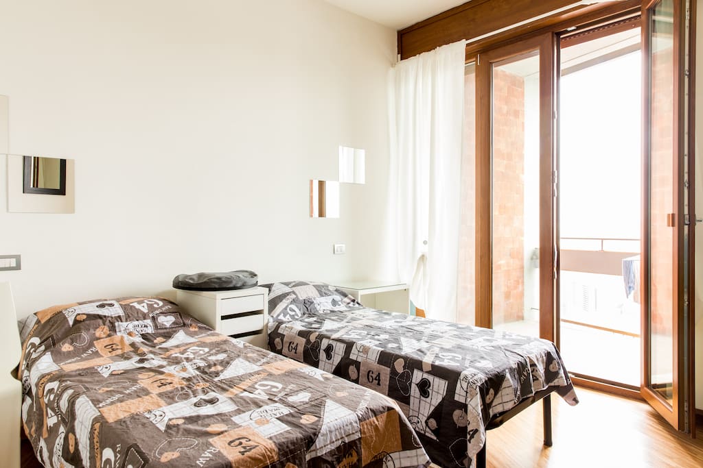 Ampia doppia con letti singoli, che diventano matrimoniali all'occorrenza, bagno in camera e terrazzino, vetri insonorizzati per il massimo relax. Bilocale