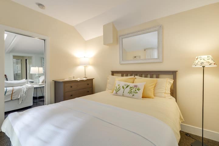 غرفة نوم صفراء فاتحة بحجم كوين 2  بحمام خاص 