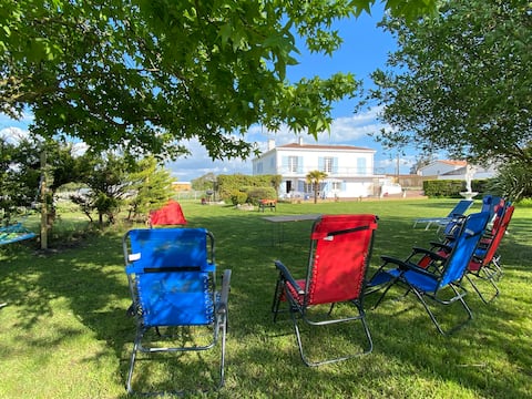 Pretty villa on large garden, 2 steps from the beaches