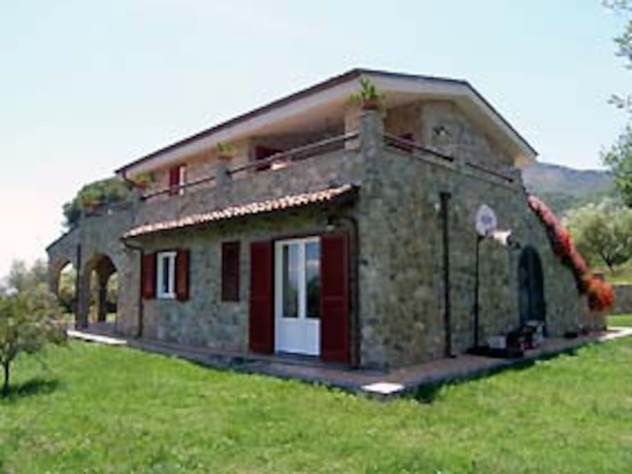 Vista d'insieme del casale in pietra locale
