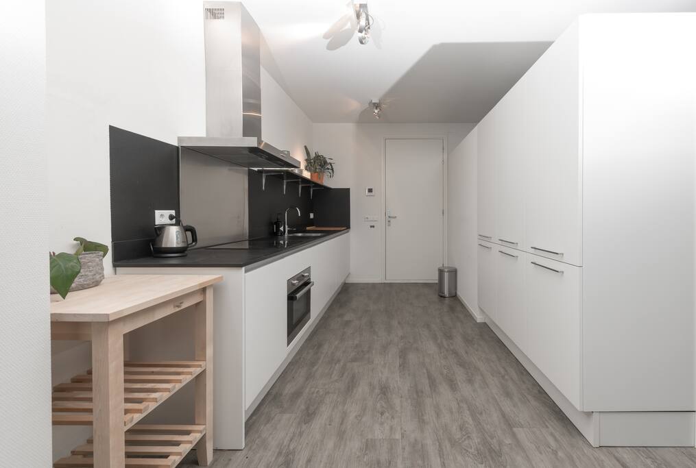 Keuken met vaatwasser, koelkast, kookplaat
