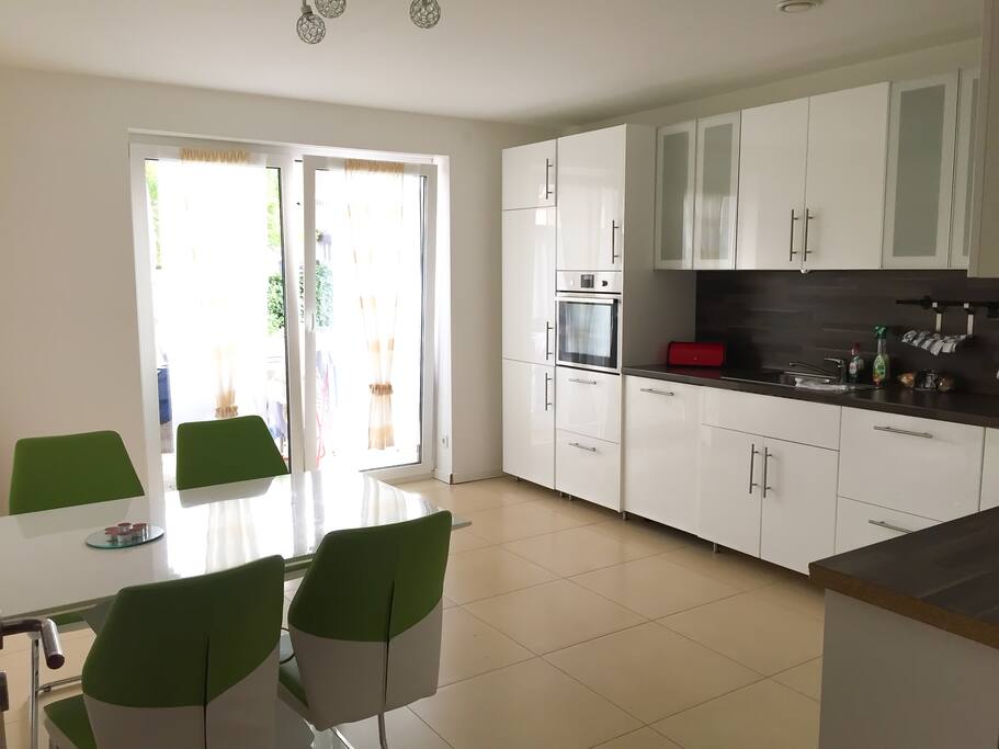 Küche mit Terrassenzugang