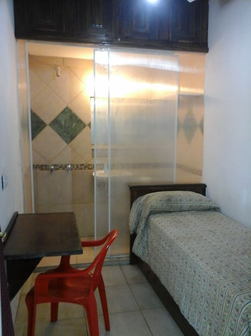 Habitacion individual vista desde la puerta.