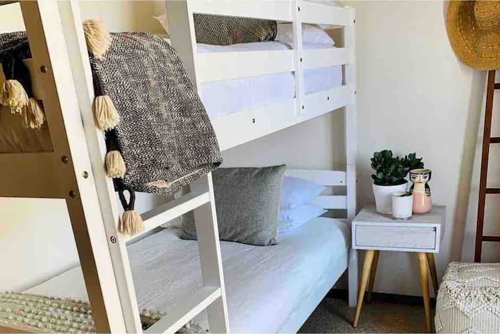 Შეიგრძენით პლაჟის საუკეთესო ატმოსფერო ზემო საძინებელში ჩვენი მყუდრო ორსართულიანი საწოლებით, რომლებიც იდეალურია ზღვისპირა დასვენებისთვის.