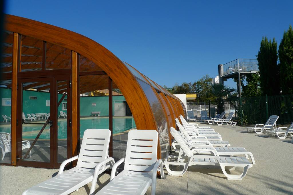 Piscine couverte chauffée. Ouverte d'avril à fin octobre.