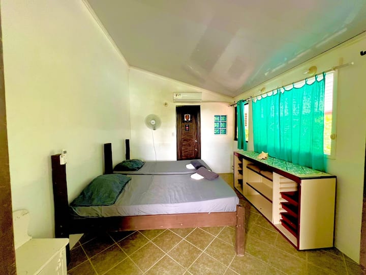 غرفة النوم 3 في الطابق الثالث وسريرين صغيرين وحمام داخلي.