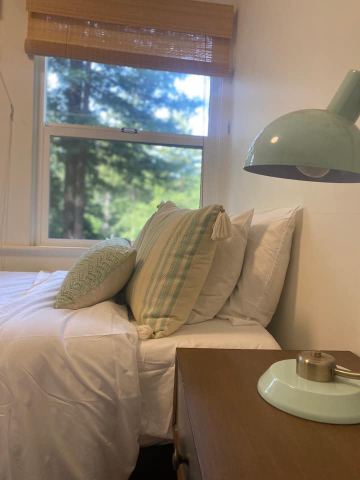 Lits jumeaux. Doit passer par une petite « entre la chambre » pour accéder à cette chambre 