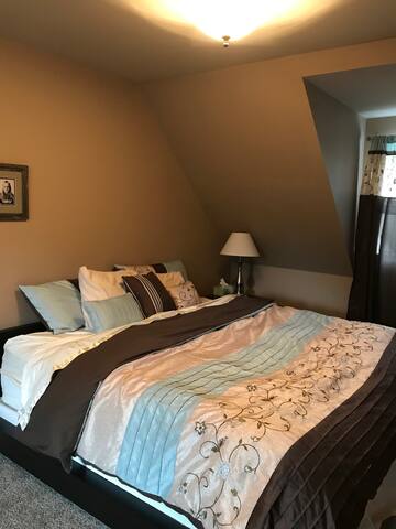 king bed, yoga studio w/daybed & private bathroom