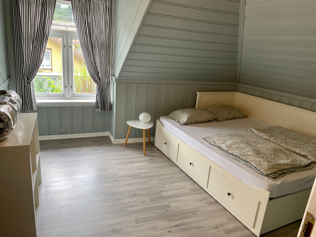 Тази спалня се ремонтира. Очаквайте нови снимки.