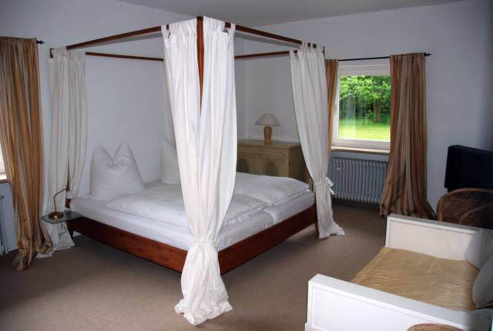 Schlafzimmer mit Himmelbett
