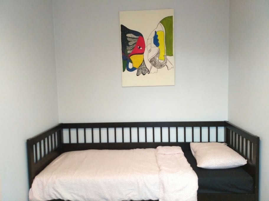 Private bedroom with single bed