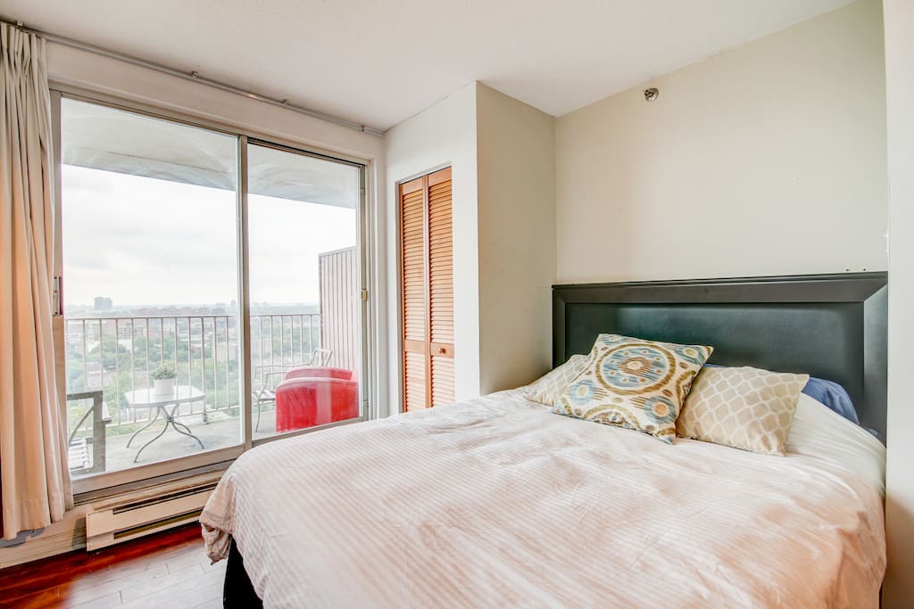 Queen-size bed with breath-taking city views.