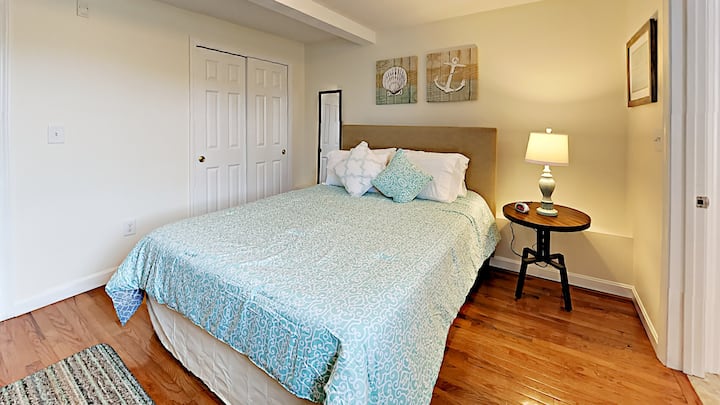 Queen bedroom