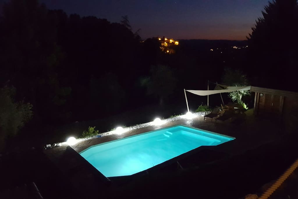 piscine la nuit avec le village de Montauroux en arrière plan