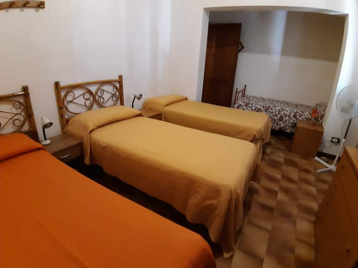 غرفة النوم - تتسع لـ 3/4 أشخاص