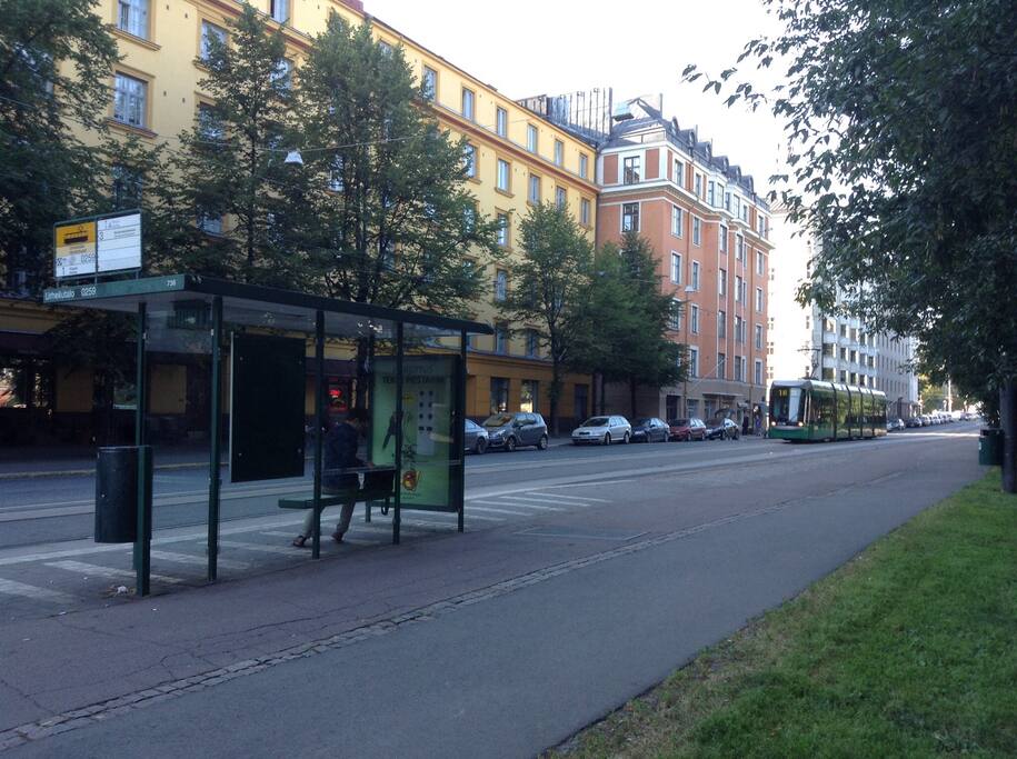 Hyvät yhteydet ja pysäkit oven edessä.