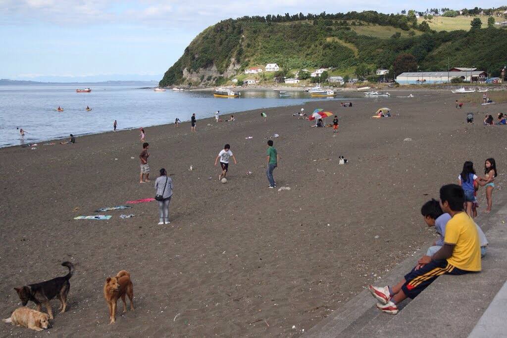 Playa de achao, la cuál es llana y poco profunda, protegida por el archipiélago de chiloe.