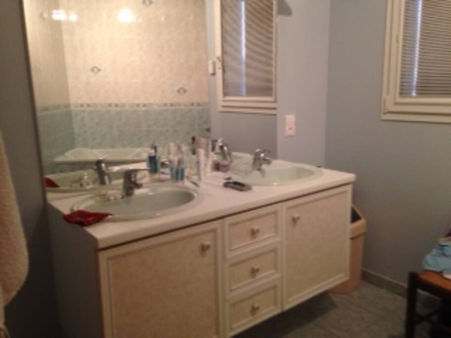 belle saalle de baisn avec baignoire et douche