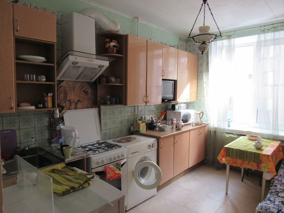 Вид в кухню