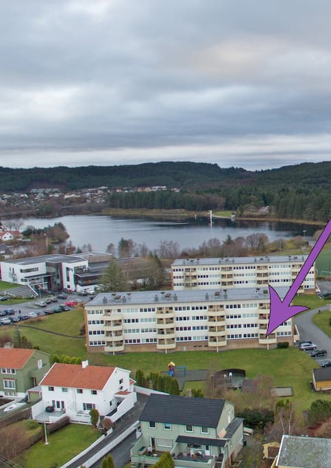 Kjempe fin beliggenhet med fine turområder rett utenfor døra og en liten lekeplass utenfor terrassen.