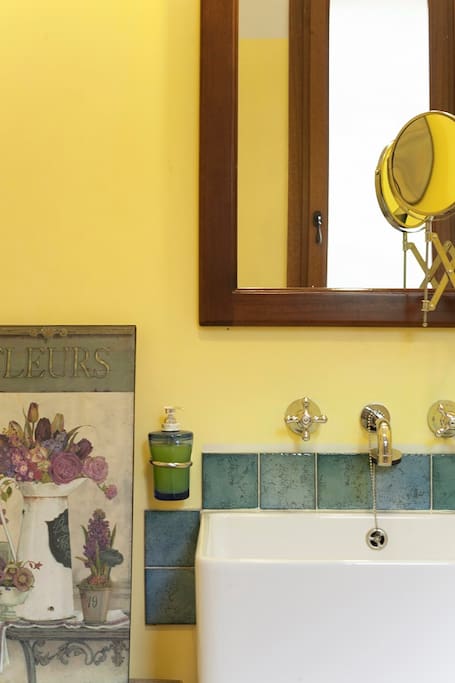 Un particolare del bagno della camera