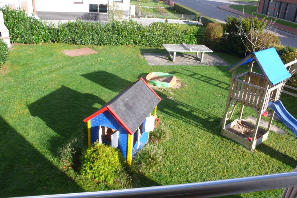 Blick in den Garten vom Wohnzimmer aus.